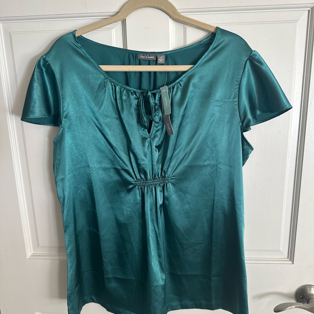 Apt. 9 green  Satin Blouse 1x chest 46” L 27”. New with tags